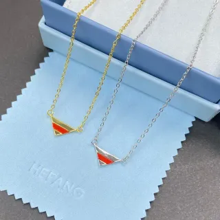 Collier avec pendentif triangulaire géométrique en or et incrustation d'émail rouge