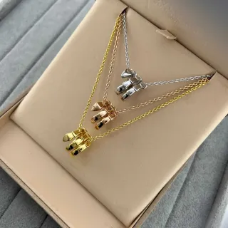 Colares com pingantes charms geométricos empilhados em ouro, ouro rosa e prata