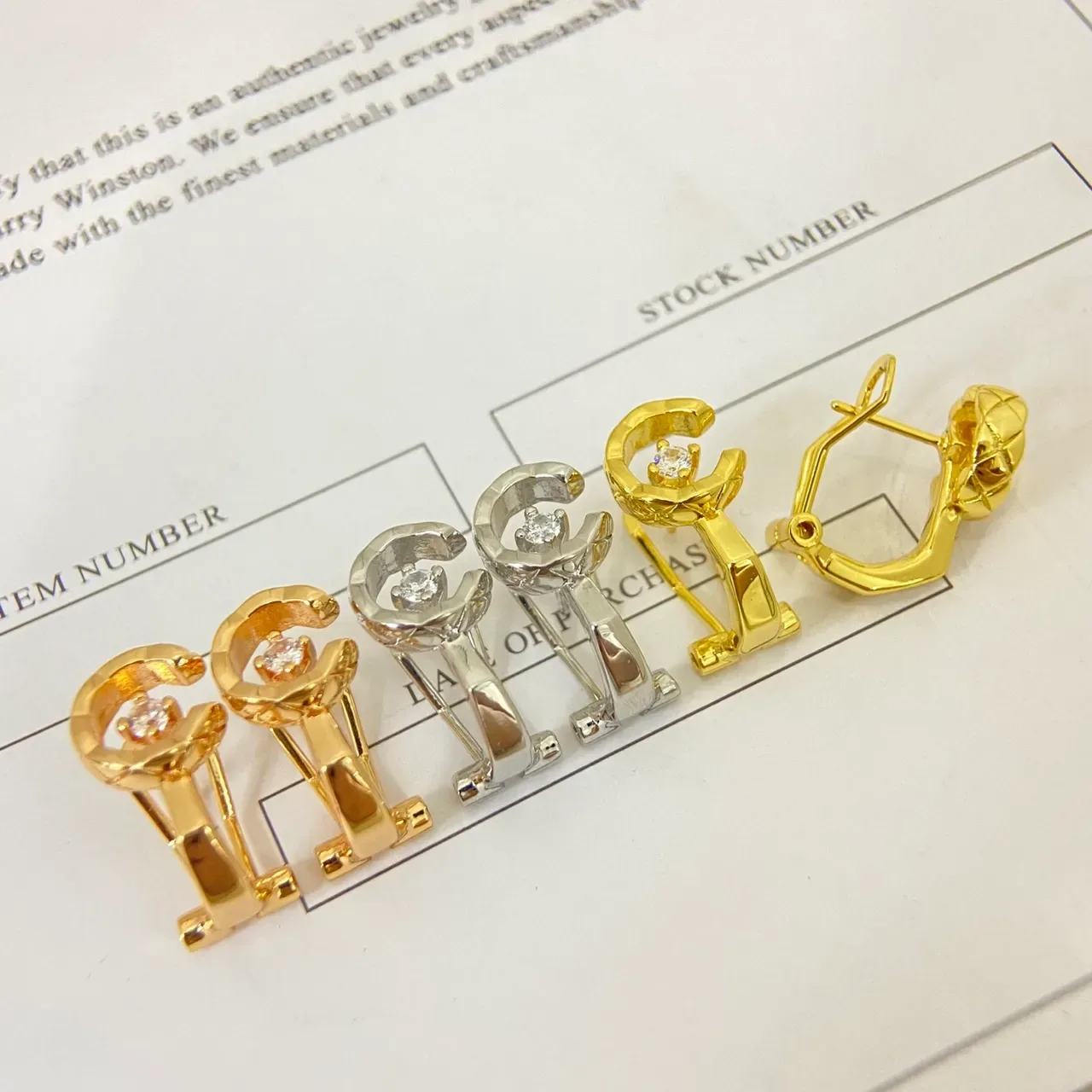 Boucles d'oreilles C en forme de C Huggie en or et argent avec centre de pierre facettée 2