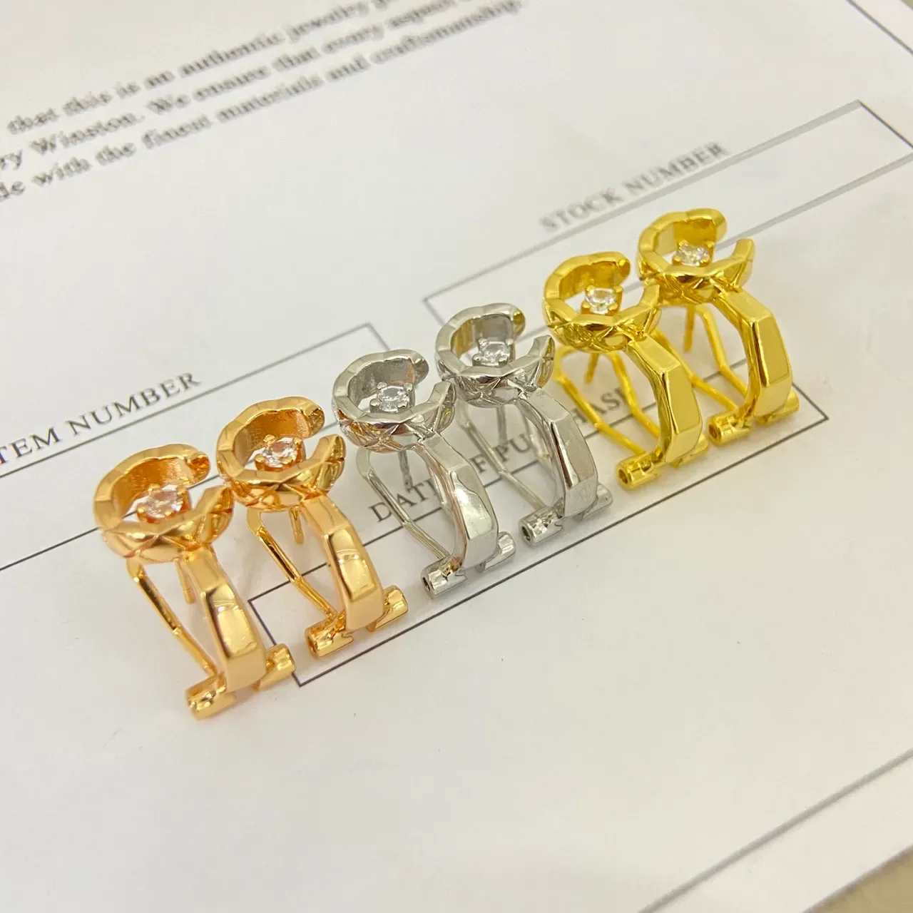 Boucles d'oreilles C en forme de C Huggie en or et argent avec centre de pierre facettée 3