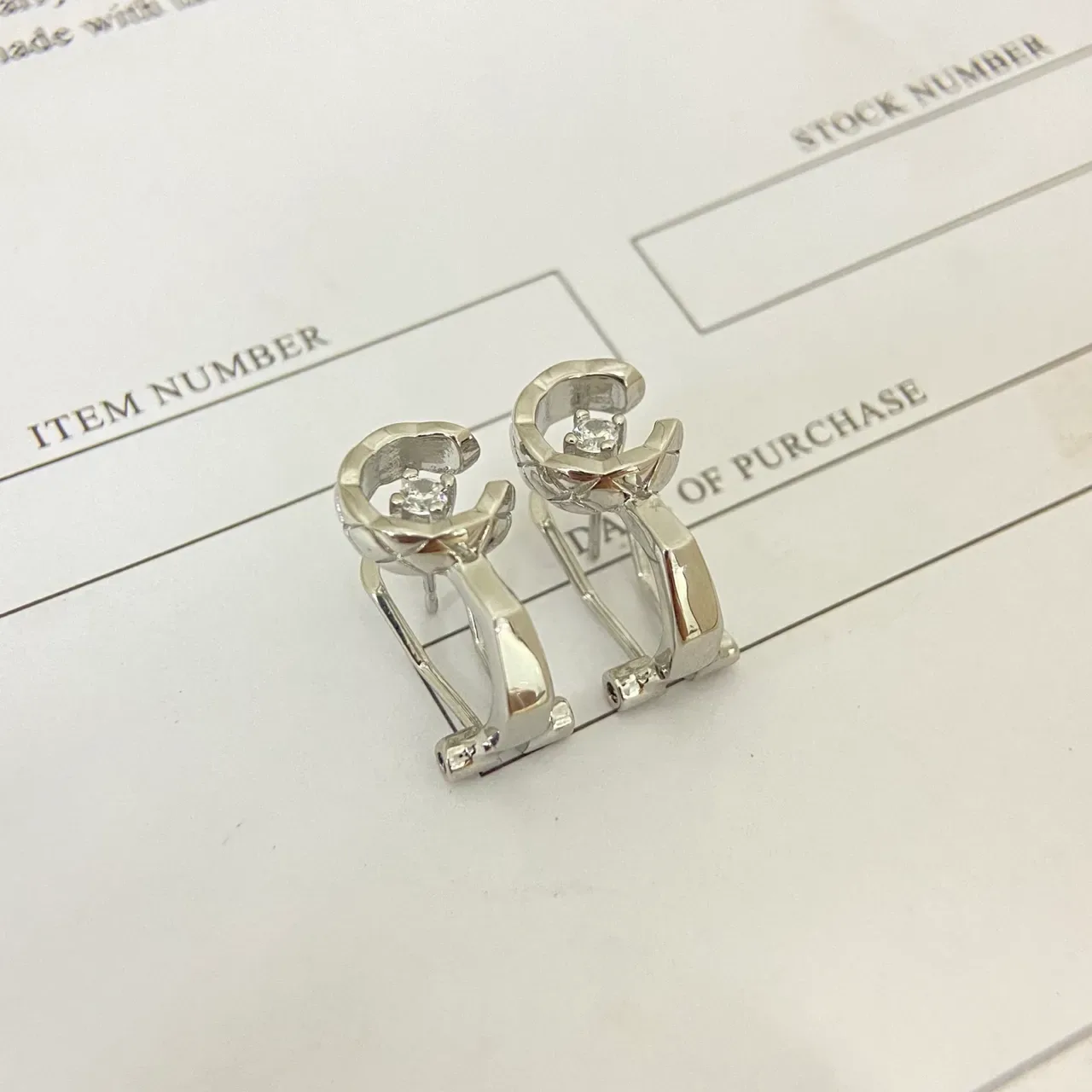 Boucles d'oreilles C en forme de C Huggie en or et argent avec centre de pierre facettée 4