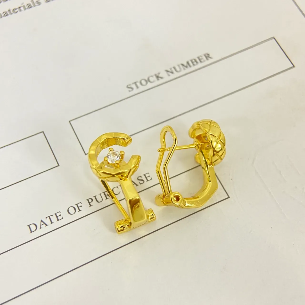 Boucles d'oreilles C en forme de C Huggie en or et argent avec centre de pierre facettée 5