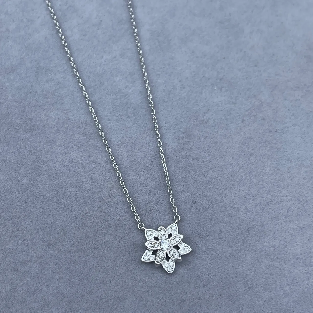 Colar com pingante de flor de ouro e prata Pavé-Set pedras 4
