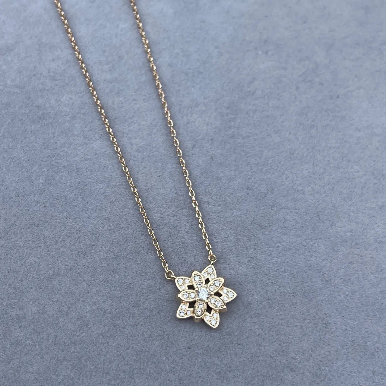 Colar com pingante de flor de ouro e prata Pavé-Set pedras 5
