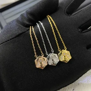 Collier pendentif hexagonal or argent motif abeille pavé cristal