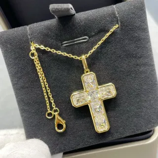 Collier pendentif croix en pierre coupe baguette doré