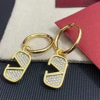 Brincos de aro dourados com cristais em forma de V pendentes
