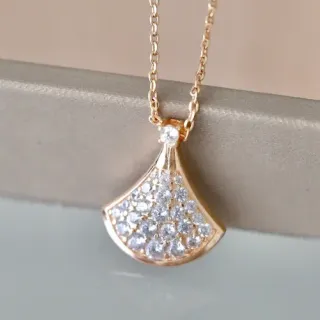 Collier pendentif en forme d'éventail avec pierres pavées de ton doré
