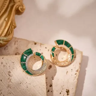 Brincos aro aberto com revestimento dourado inlay de malaquita e pavé de cristal