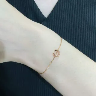 سوار سلاسل مفتوح بزخارف C بلون ذهبي