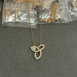 Collier pendentif en cristal pavé doré avec boucles entrelacées