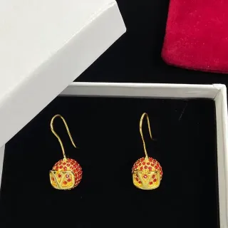 Gold-Tone Pavé أقراط معلقة كروية بحجارة حمراء