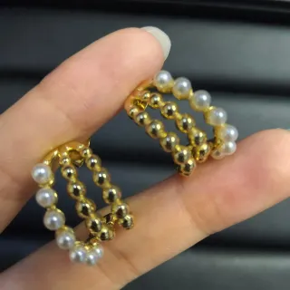 Brincos de aro dourado com pérolas e contas de dupla linha