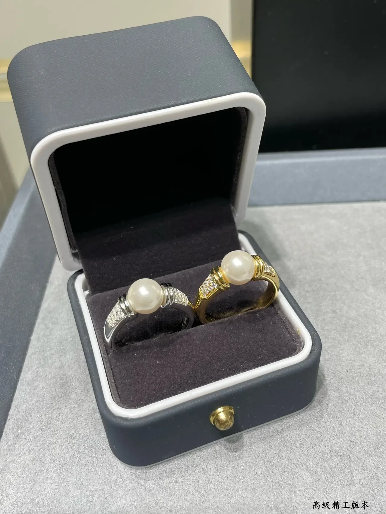 Anillo de perlas y piedras Pavé de tono dorado 2
