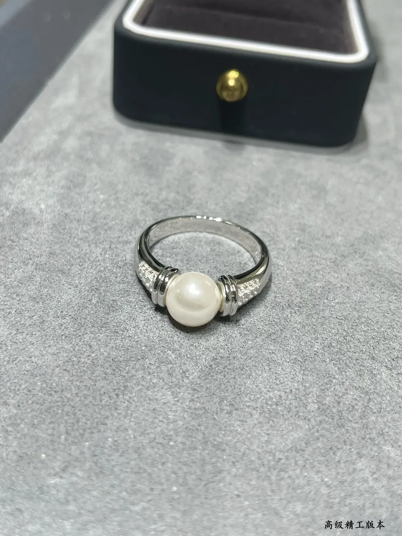Anillo de perlas y piedras Pavé de tono dorado 5