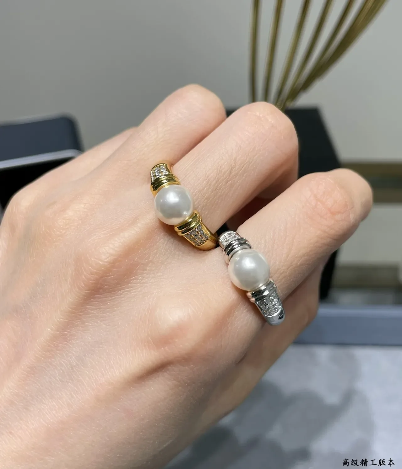 Anillo de perlas y piedras Pavé de tono dorado 9