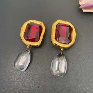 Brincos pendentes tom dourado vermelho e transparente facetados