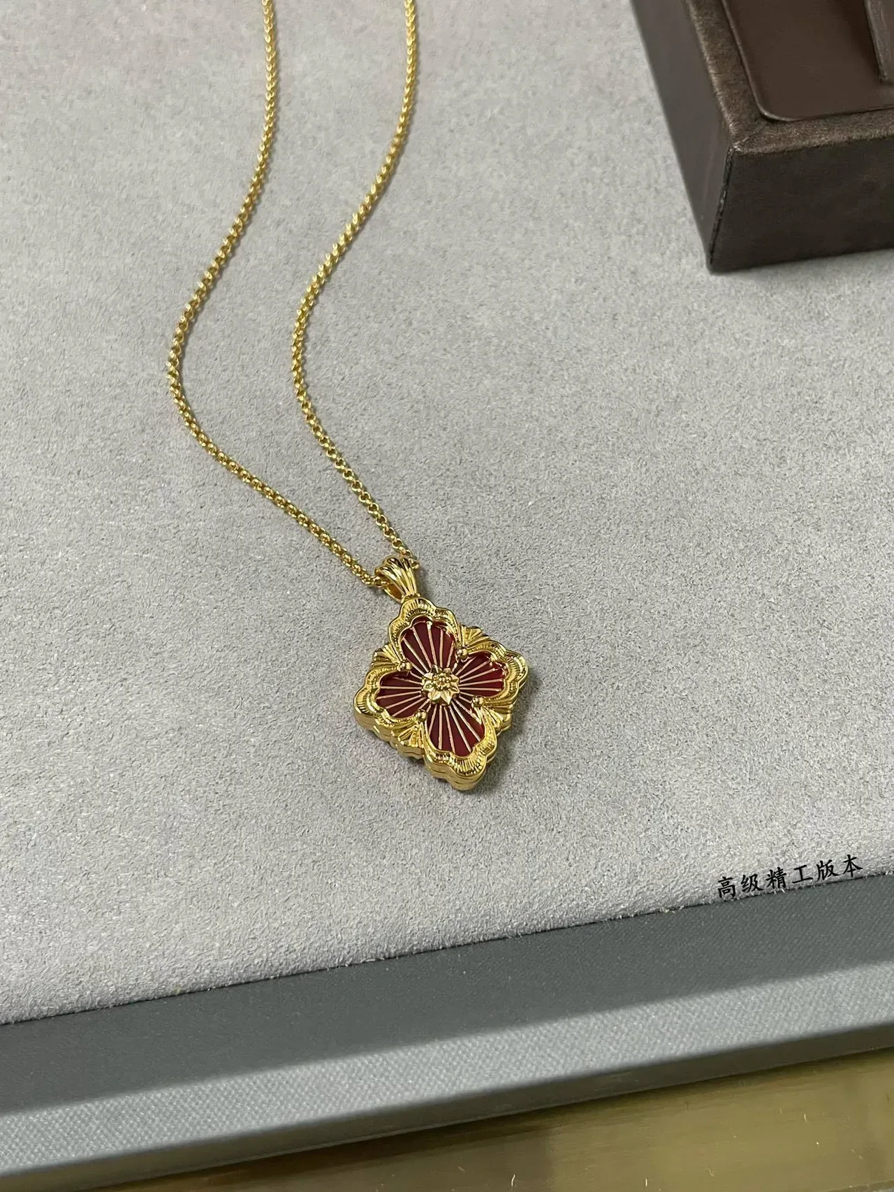 Collar con colgante floral de esmalte rojo en tono dorado de cuatro hojas 2