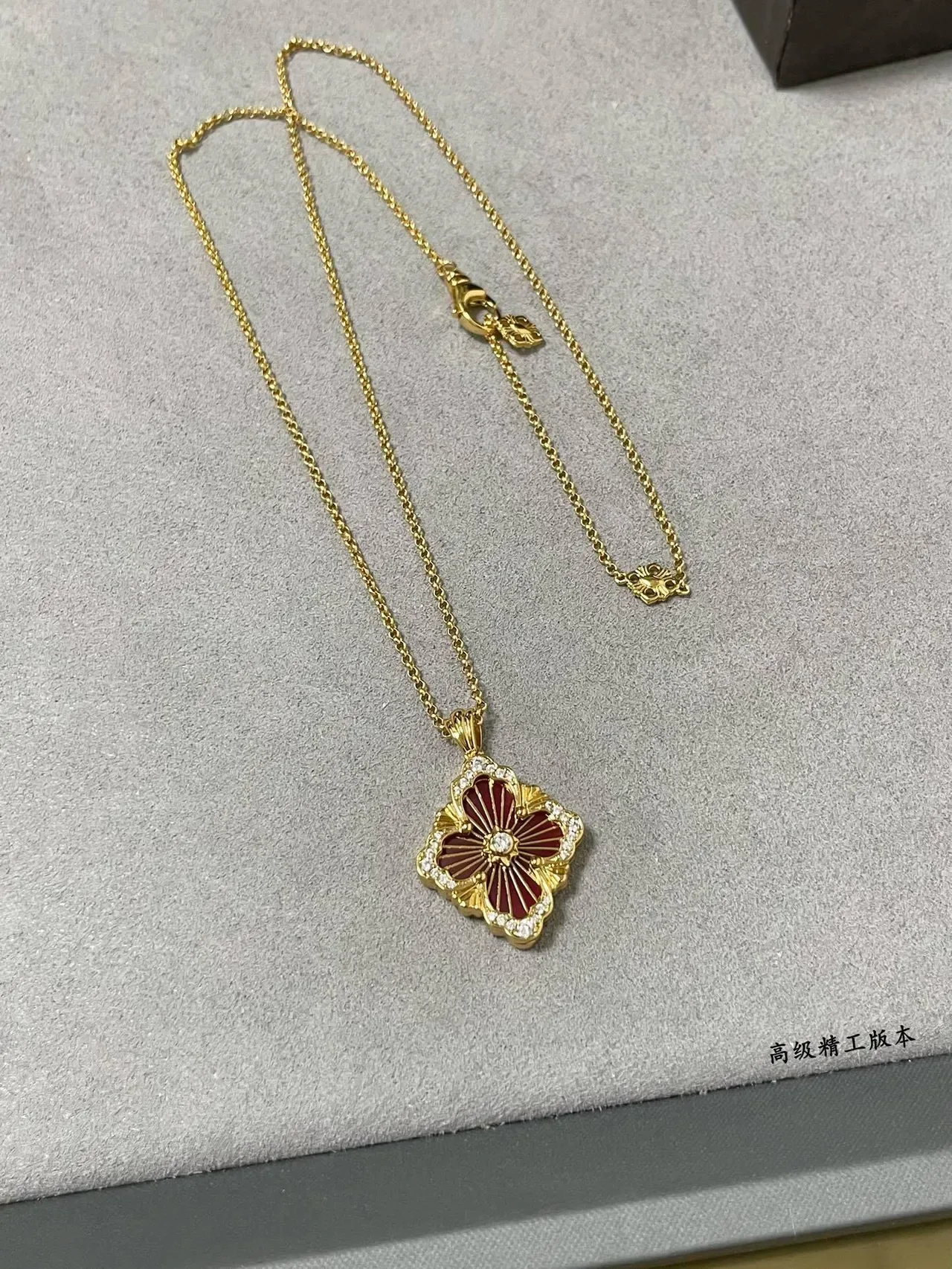 Collar con colgante floral de esmalte rojo en tono dorado de cuatro hojas 3