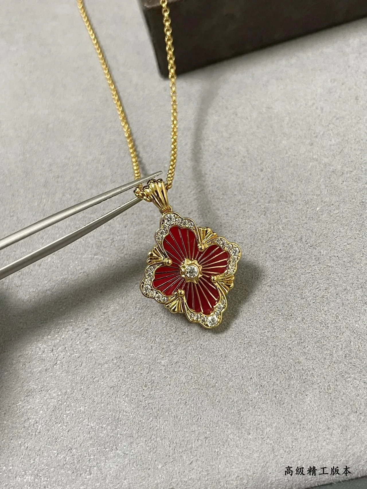 Collar con colgante floral de esmalte rojo en tono dorado de cuatro hojas 6