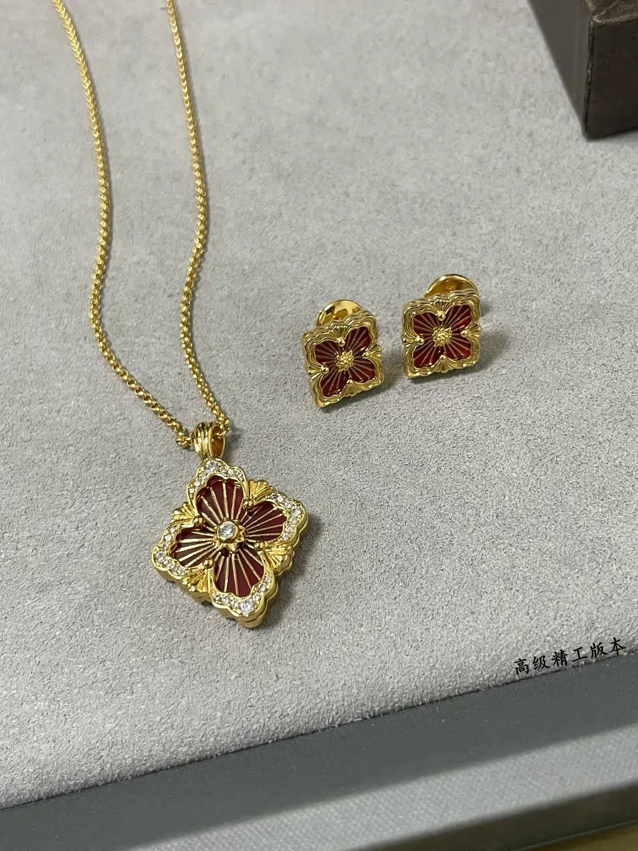 Collar con colgante floral de esmalte rojo en tono dorado de cuatro hojas 7