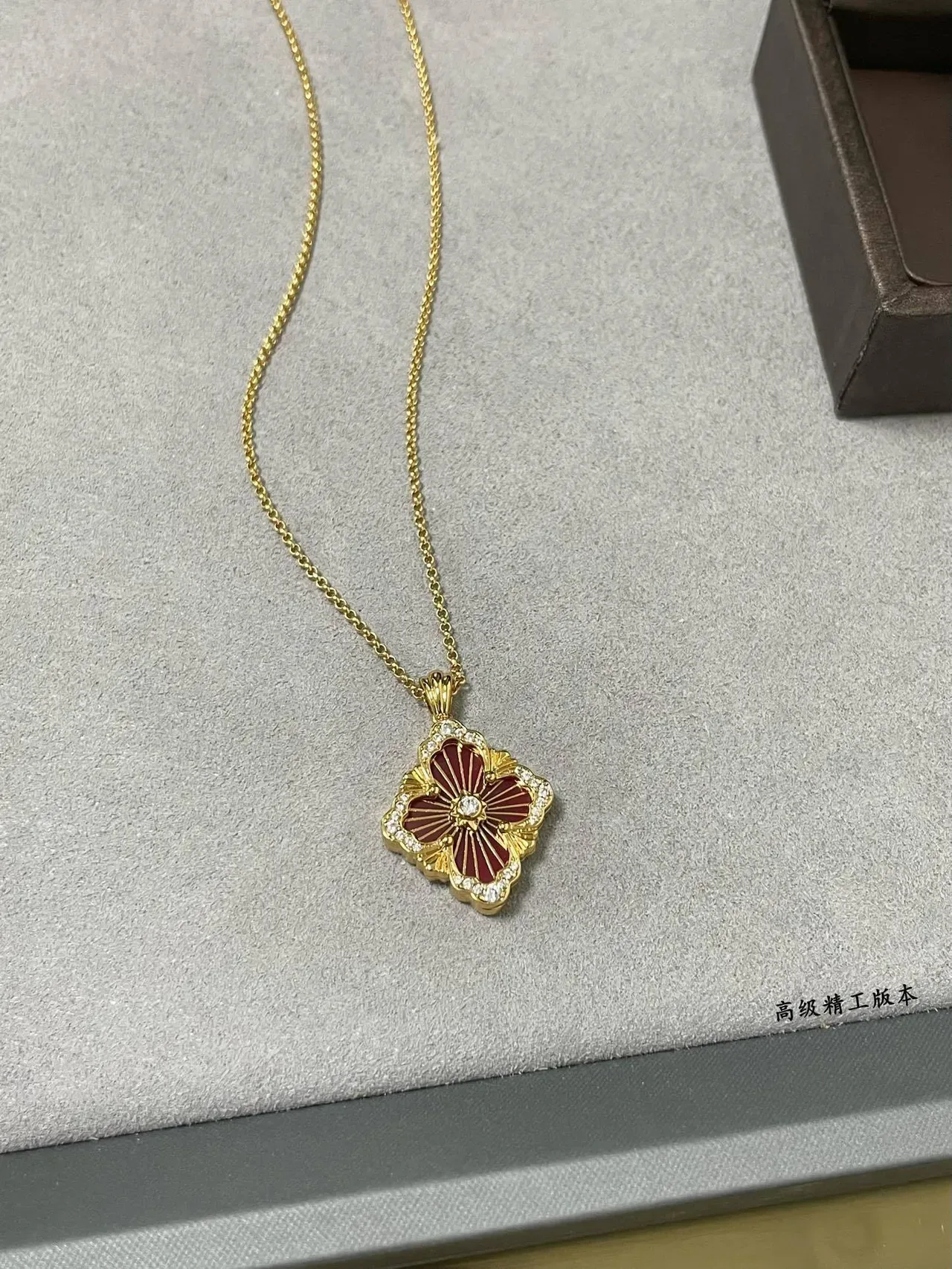 Collar con colgante floral de esmalte rojo en tono dorado de cuatro hojas 8