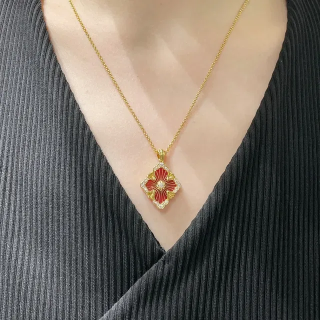 Collar con colgante floral de esmalte rojo en tono dorado de cuatro hojas 9