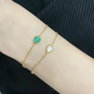 Pulseras apiladas de cadena de cuerda retorcida tono dorado con gema en forma de lágrima