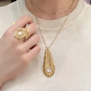 Collier Or Blanc Motif Plume Finition Texturée