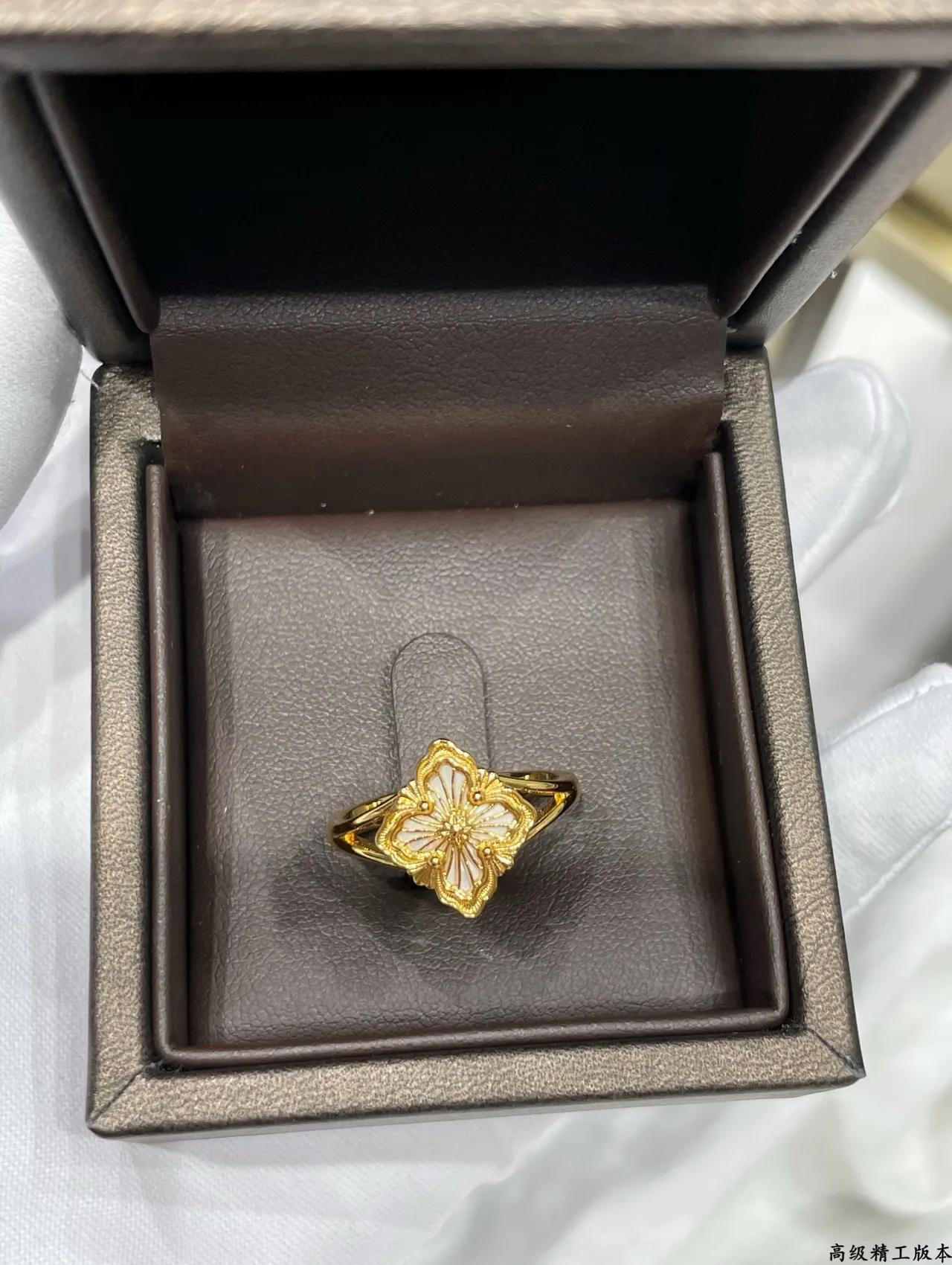 Gold White Filigree Four-Petal Floral Motif Ring 5