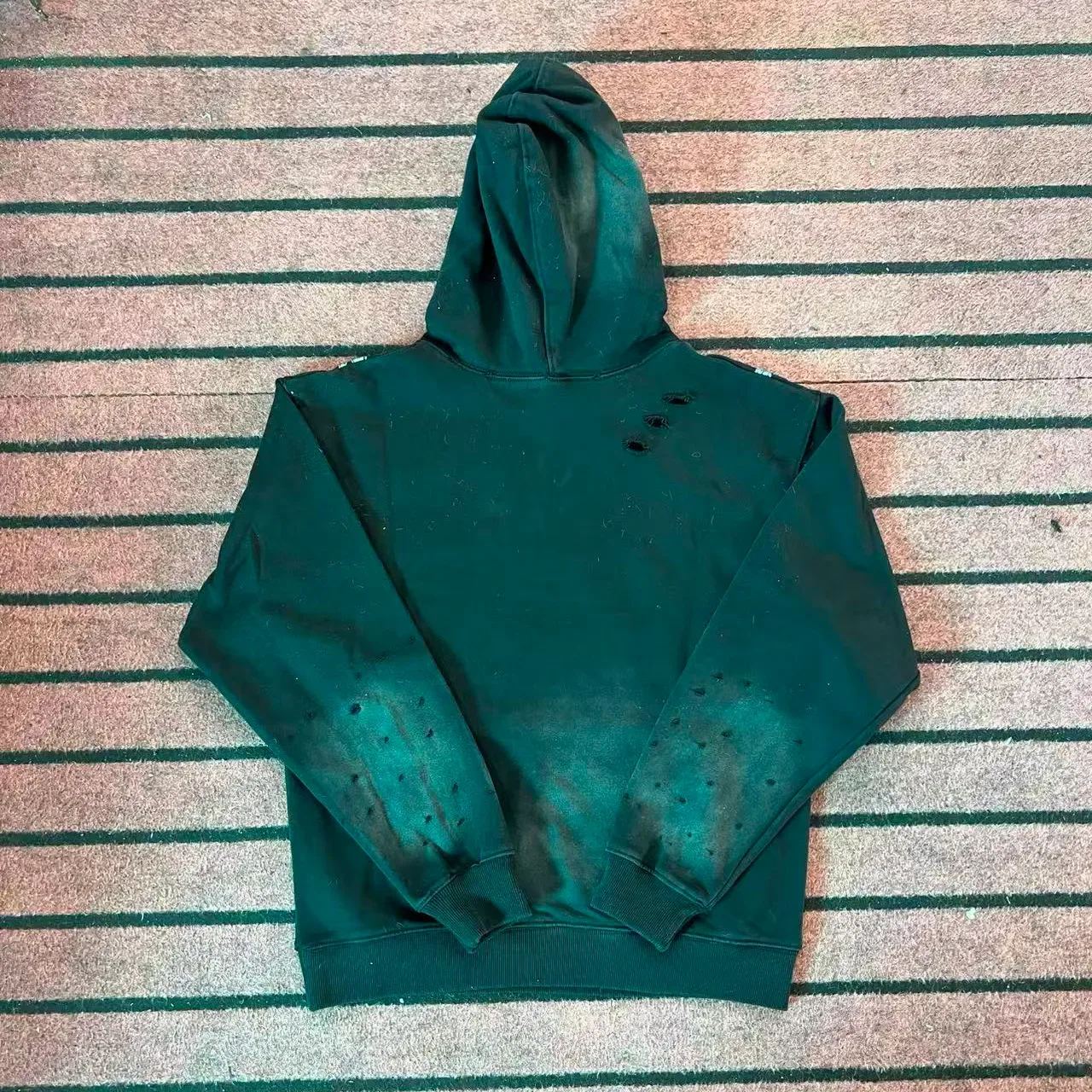 Hoodie impression graphique distressed manches 5