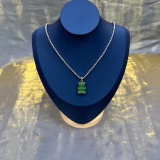 Colar com pingente de ursinho de goma verde pavé