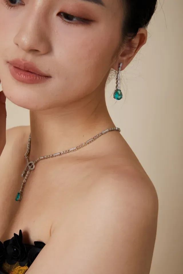 Green Silver Pear-Shaped Gemstone Diamond-Pavé Knot Motif Necklace 5