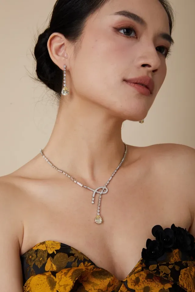 Green Silver Pear-Shaped Gemstone Diamond-Pavé Knot Motif Necklace 8