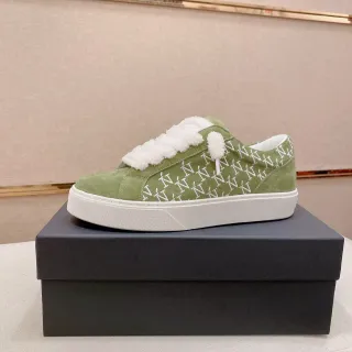 Zapatillas verdes blancas oliva de ante bordadas patrón N