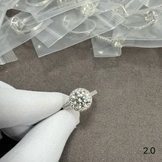 哈罗镶嵌圆形中心宝石铺镶带戒指