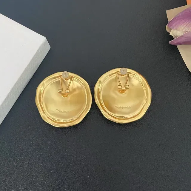 हैमर्ड गोल्ड टोन कुंजी मोटिफ काली एनामेल ब्रोच 4