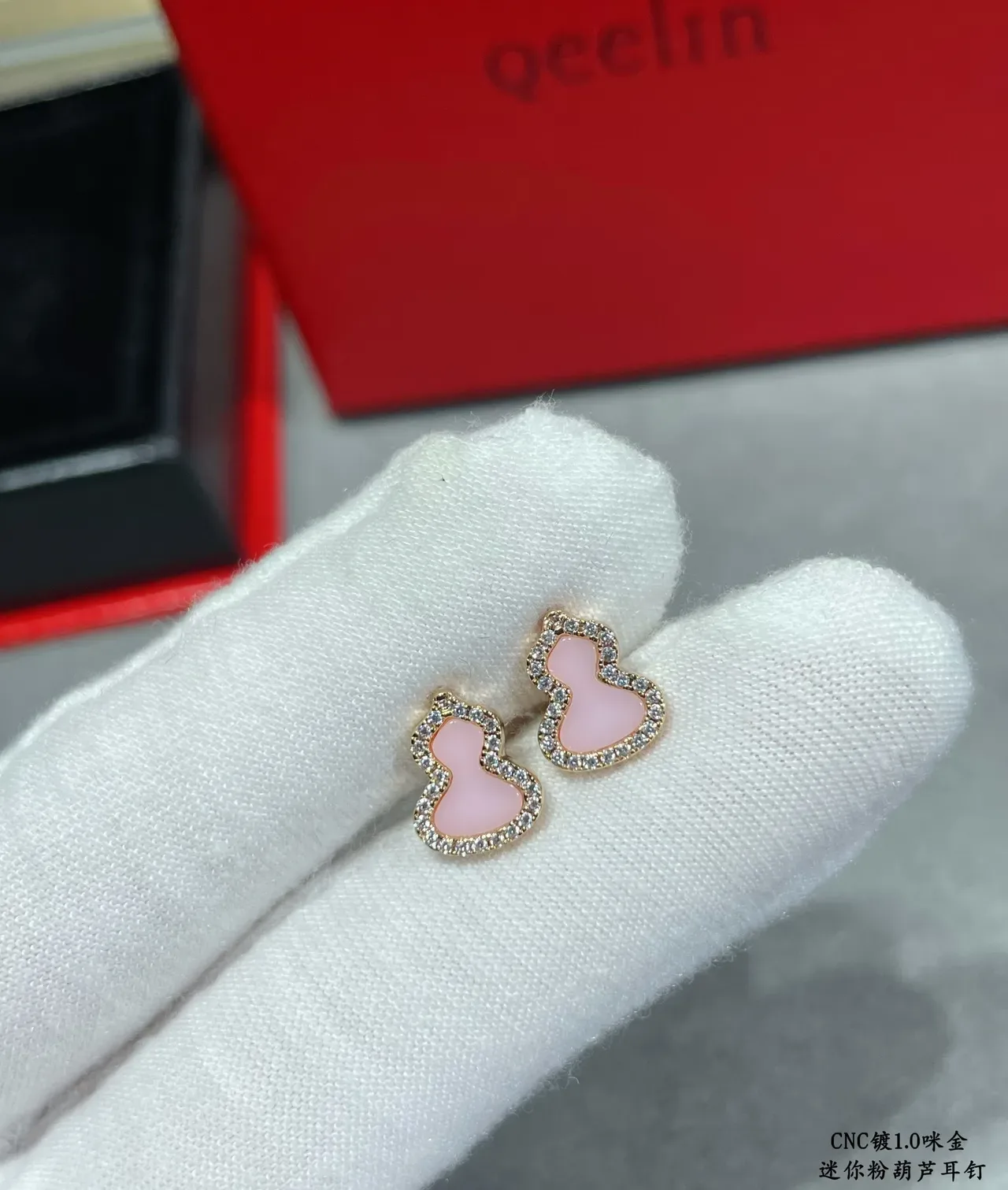 Brincos studs com formato de coração em esmalte rosa e diamantes pavé 2