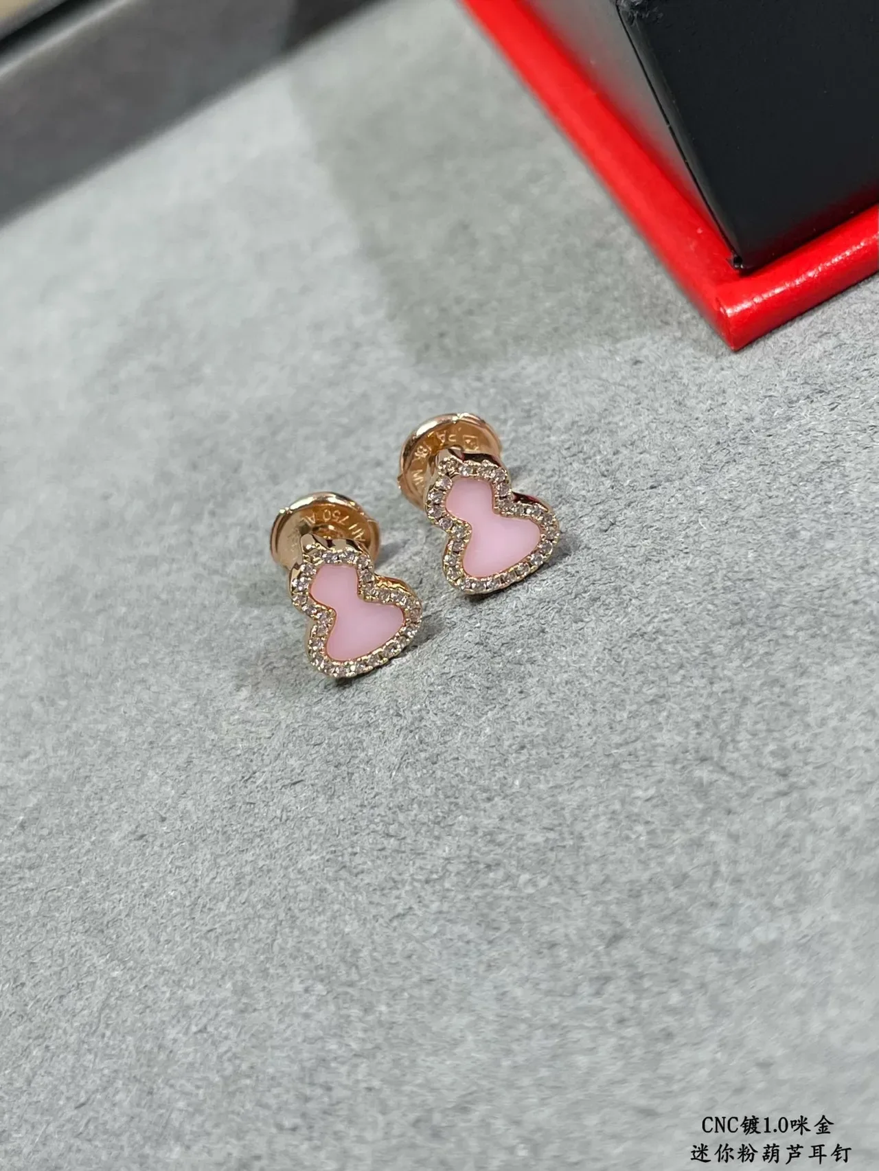 Brincos studs com formato de coração em esmalte rosa e diamantes pavé 3