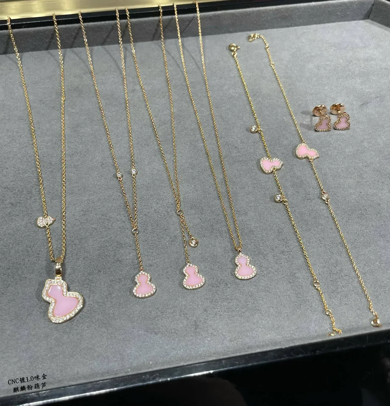 Brincos studs com formato de coração em esmalte rosa e diamantes pavé 5