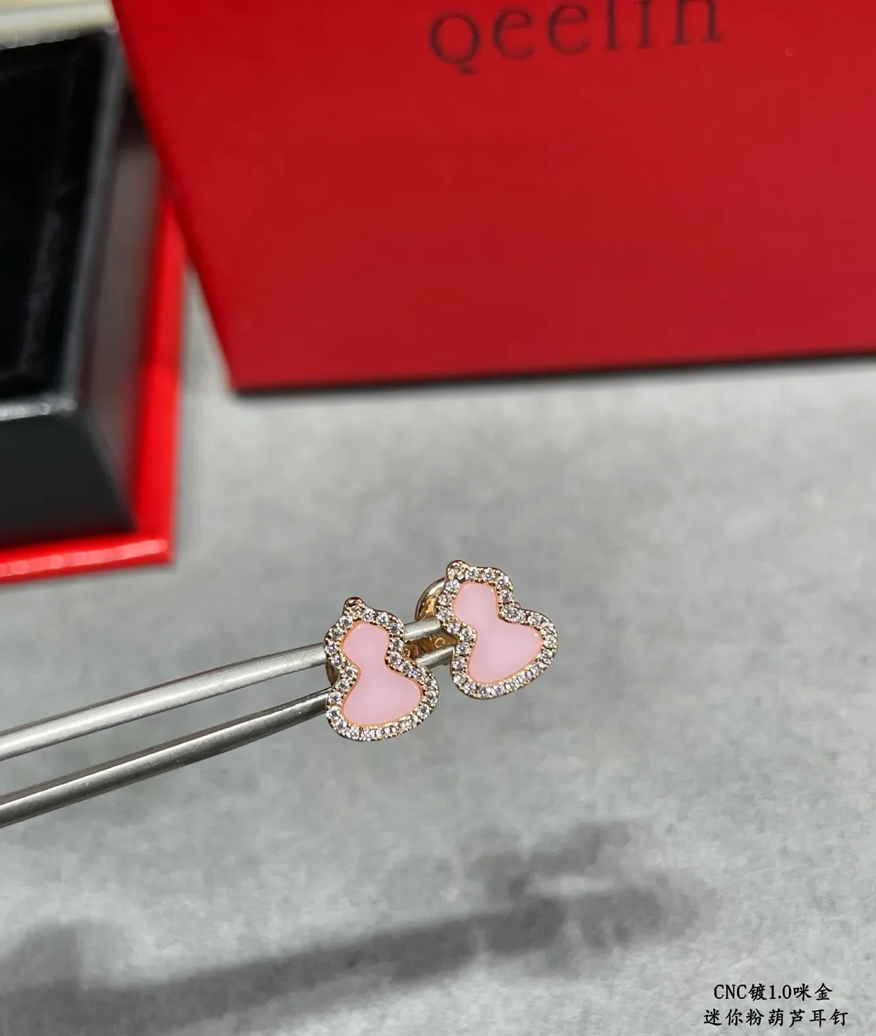Brincos studs com formato de coração em esmalte rosa e diamantes pavé 6