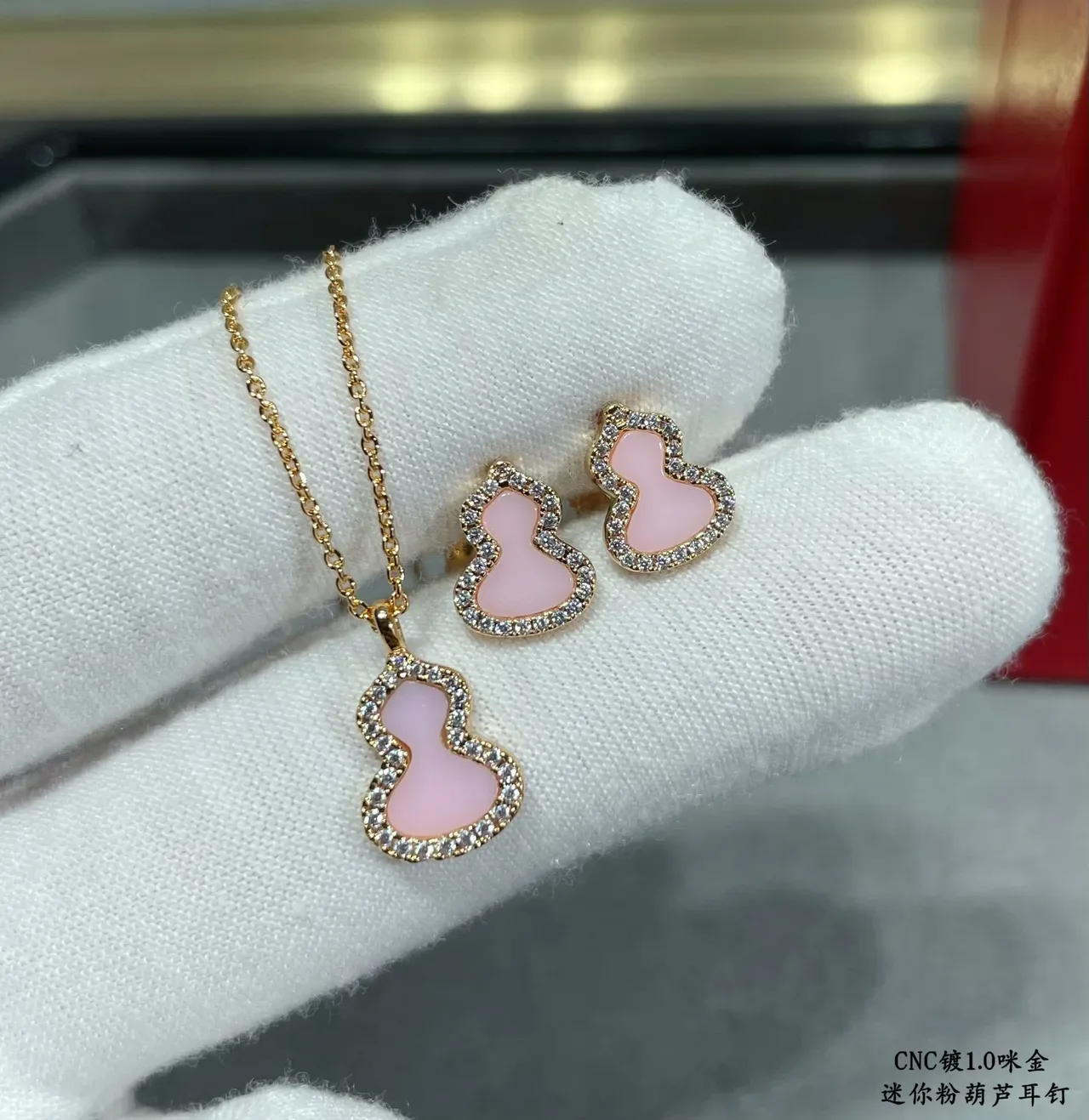 Brincos studs com formato de coração em esmalte rosa e diamantes pavé 7