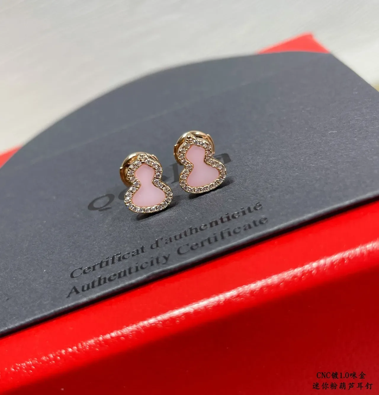 Brincos studs com formato de coração em esmalte rosa e diamantes pavé 8