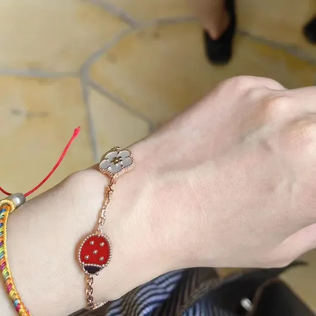 Lucky Spring Bracelet Chaîne Rouge et Or Émail et Mère de Pérola Charms 3
