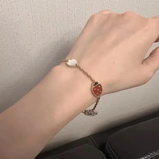 Lucky Spring Bracelet Chaîne Rouge et Or Émail et Mère de Pérola Charms 4