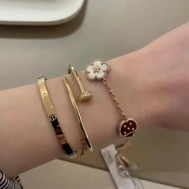 Lucky Spring Bracelet Chaîne Rouge et Or Émail et Mère de Pérola Charms 7