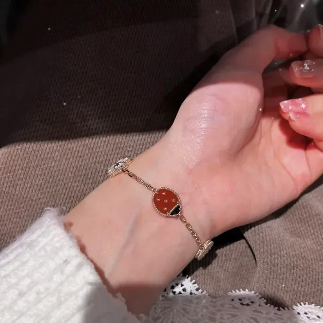 Lucky Spring Bracelet Chaîne Rouge et Or Émail et Mère de Pérola Charms 8