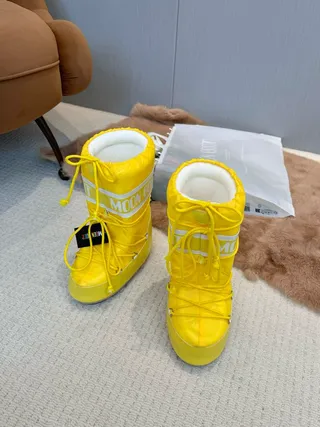 Moon Boot Classic Yellow Insulated Snow Boots 8