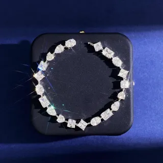 Pulsera de piedras de múltiples cortes alternando pera y esmeralda