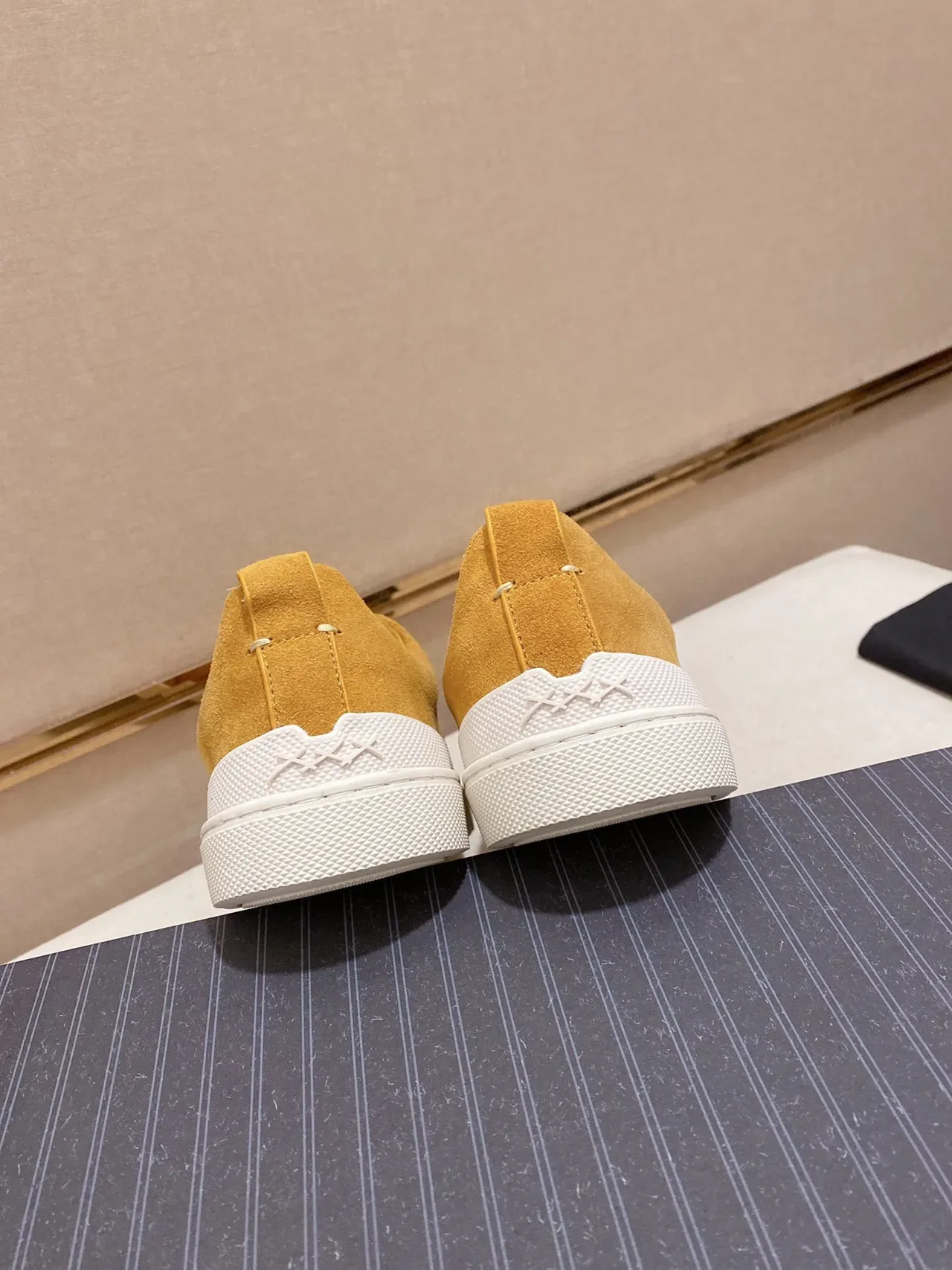 Sneaker Lifestyle Slip-On en Daim Jaune Moutarde 3